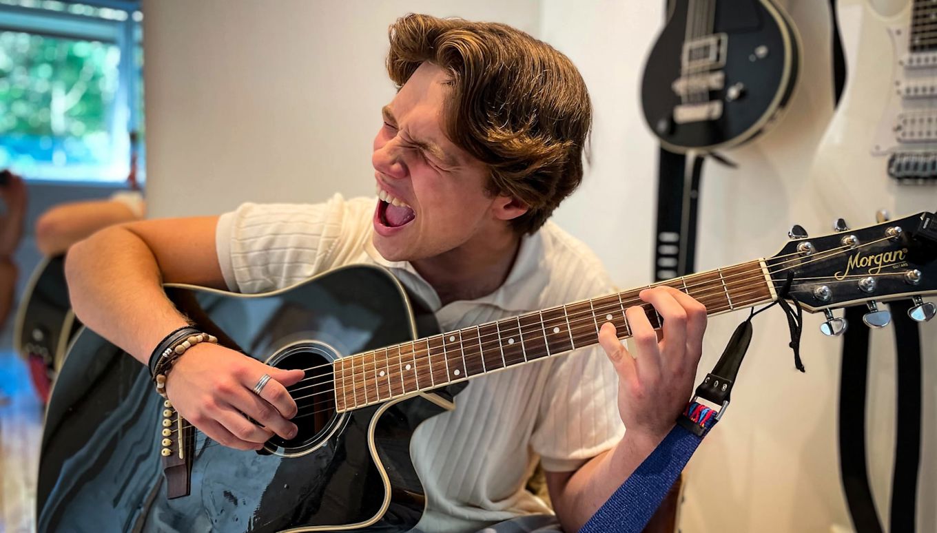 en person som spiller gitar