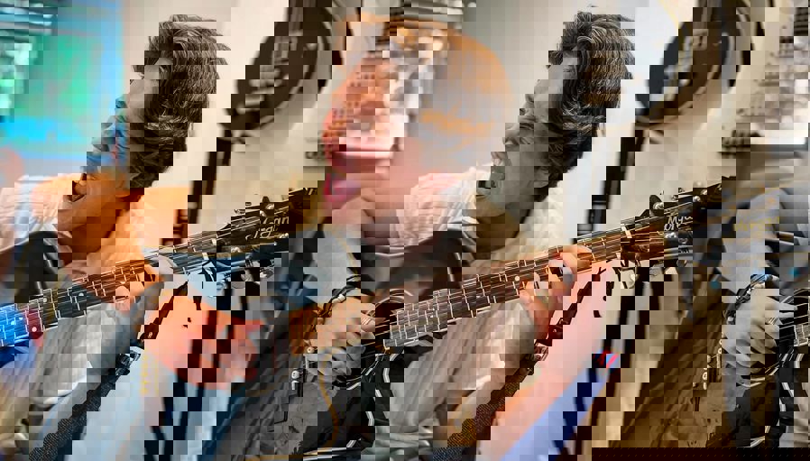 en person som spiller gitar