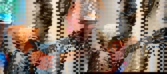 en person som spiller gitar en person som spiller gitar