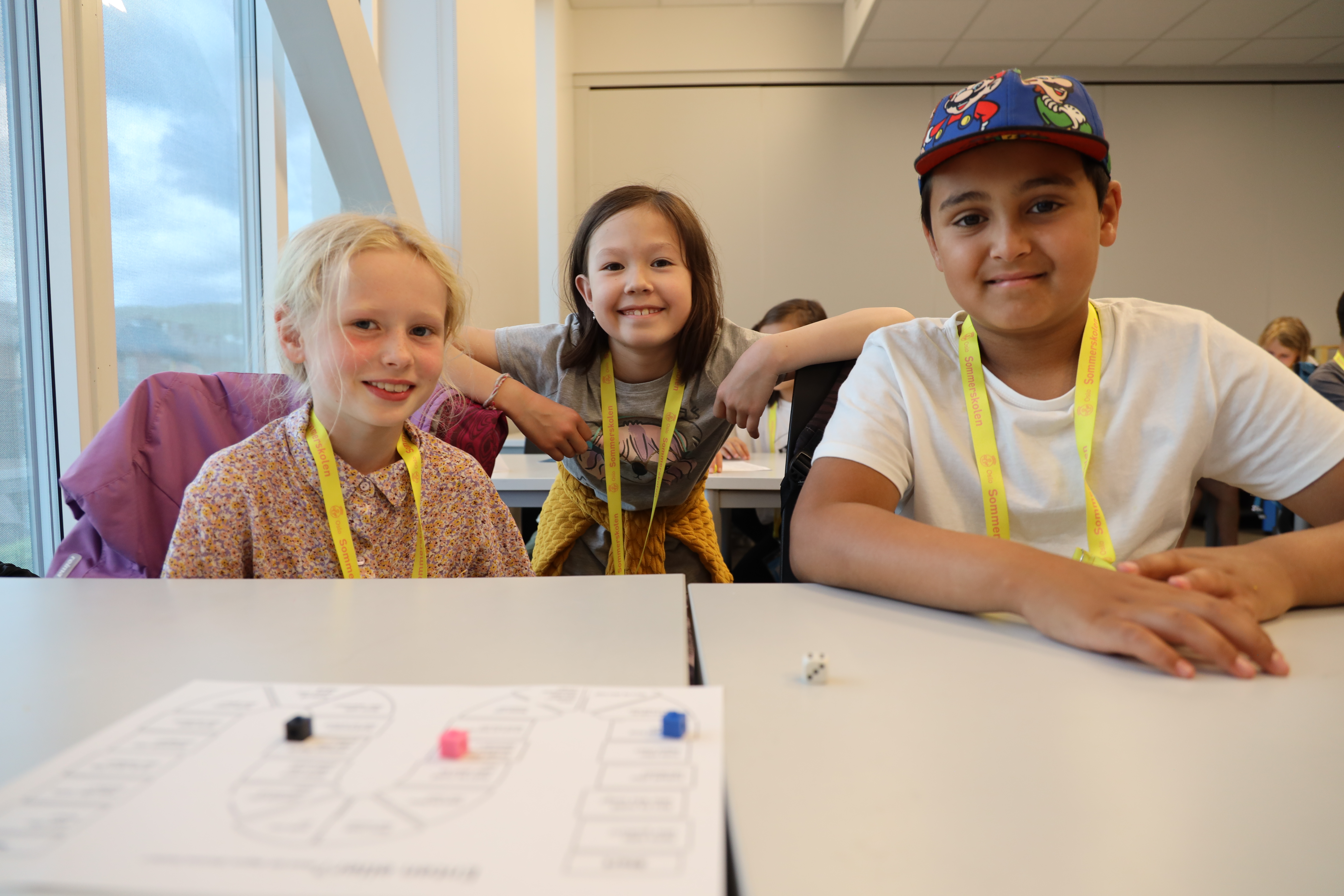 en gruppe barn som sitter ved et bord